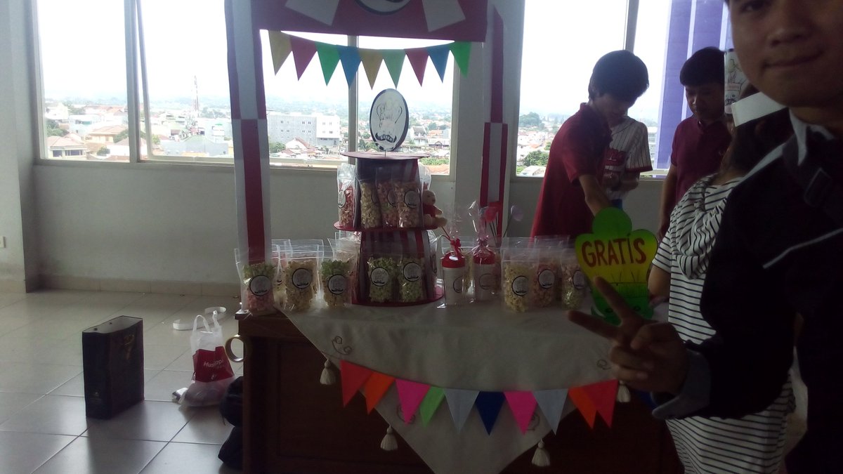 jusbmii's tweet photo. Lucu warna warni menarik yg pasti nya rasanya bikin narik lidah ketagihan ,yu di coba nih popcorn #bizday2017 #digmarkstiekesatuan https://t.co/hn0FnkTuCy