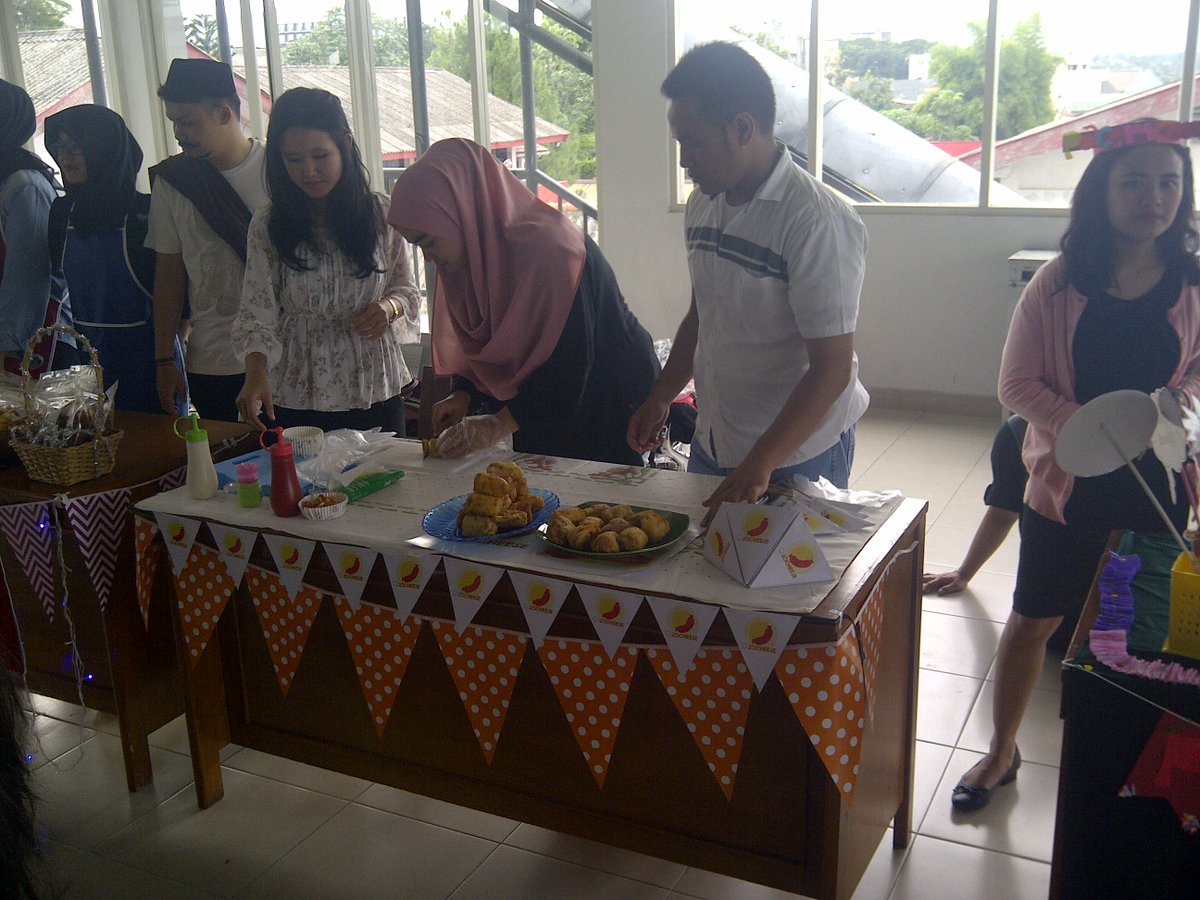 krikk2016's tweet photo. STAND 10 : SOCHEESE SUSAH SIH BACANYA ;) TAPI RASANYA SALUTT LAHH KEJU MAHAL INI SIH + RISOL ENAKK JIWA #digmarkstiekesatuan #bizday2017 https://t.co/MfO4qCMe9M