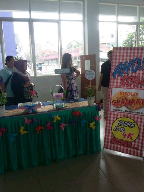 martabaksmini08's tweet photo. Nih cobain risol beda,risol granat yg bikin dgn risol lainnya coba pasti nagih #Bizday2017 #digmarkstiekesatuan https://t.co/d5eaZeFbv5