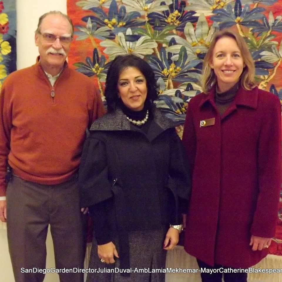 Egyptian Consul General at exhibition in #Encinitas  with Mayor and Garden director #wissawassef #tapestry #giza #f…