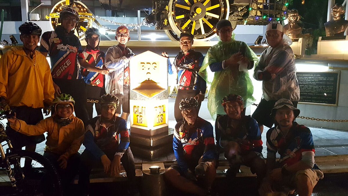 Wajah2 penuh kegembiraan setelah puas menyandarkan baru di patok KM0 Paris van Java. Congratulation oommss... #TourDeZero2Zero2017