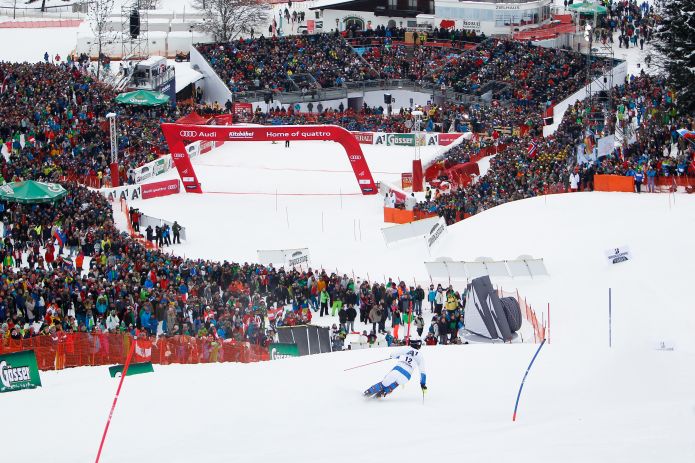 neveitalia's tweet photo. Lo Slalom sulla Ganslernhang completa il weekend di Kitzbühel #Kitzbuehel #fisalpine #alpineski @fosco76 https://t.co/XwLypJLYLO https://t.co/92fpHeg1lN