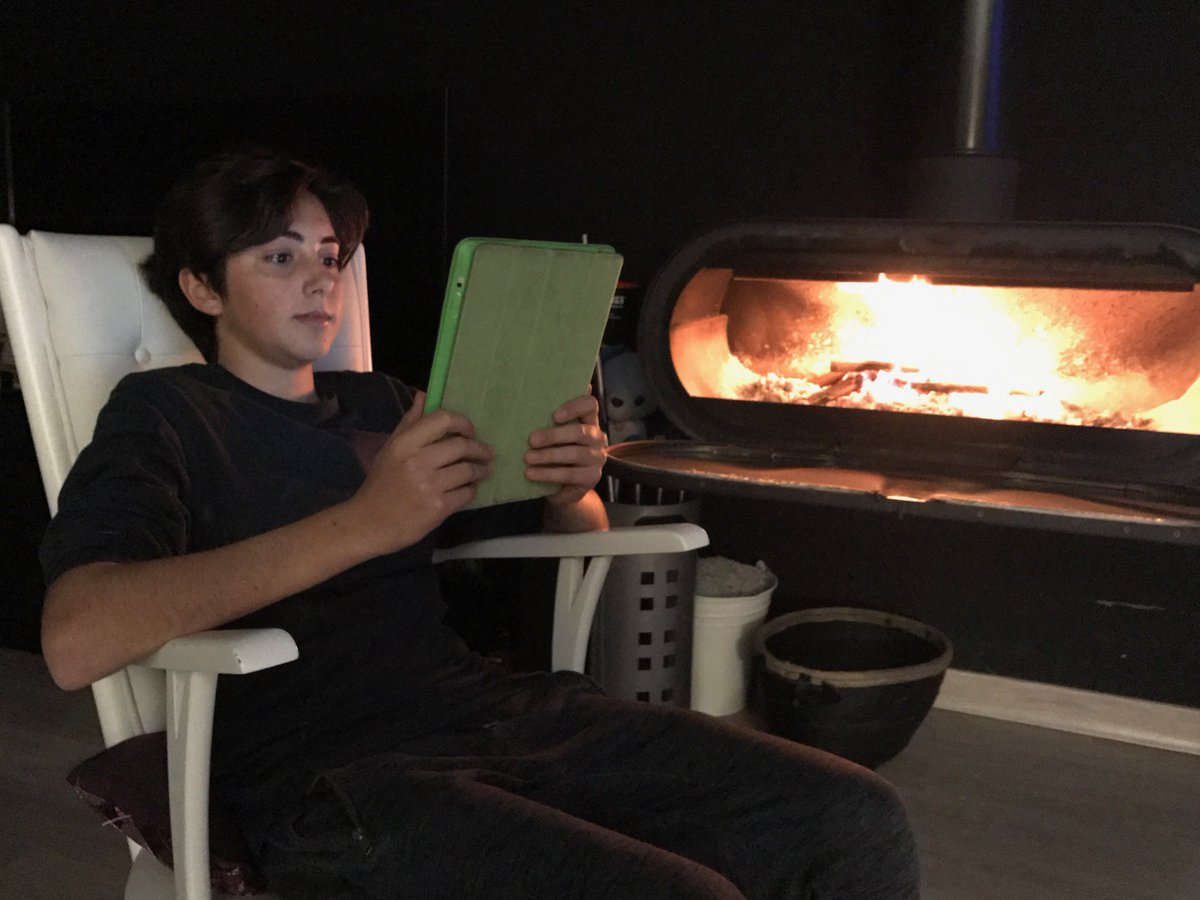 collintllibres's tweet photo. Una agradable lectura en un agradable ambient! 📱🔥#CECVContemLecturaAVL https://t.co/OSzQgAMDXR