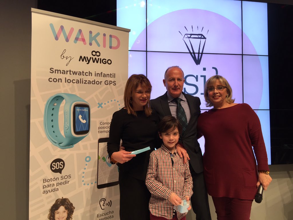 fimispain's tweet photo. Ni uno ni dos... tres. @MyWigo_news hace entrega del smartwatch infantil Wakid a 3 integrantes de la pasarela FIMI #youmustbe https://t.co/QhGONojC98