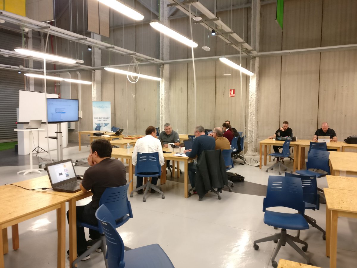 soydachi's tweet photo. Ya finalizando el #mobiledevday en @TenerifeDev los que se han quedado como espartanos para terminar conmigo el taller 🙈🙈 https://t.co/bAvuflB7uy