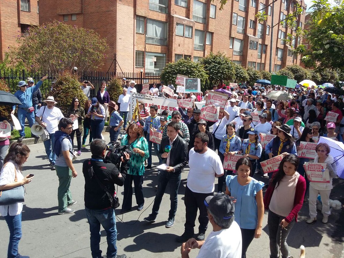 gloria_stella's tweet photo. ,"Colegio SI pero NO en nuestro parque" es la consigna de habitantes sector Mirandela en marcha pacifica que hoy @MovimientoMIRA acompaña https://t.co/PxFJdpT0qE