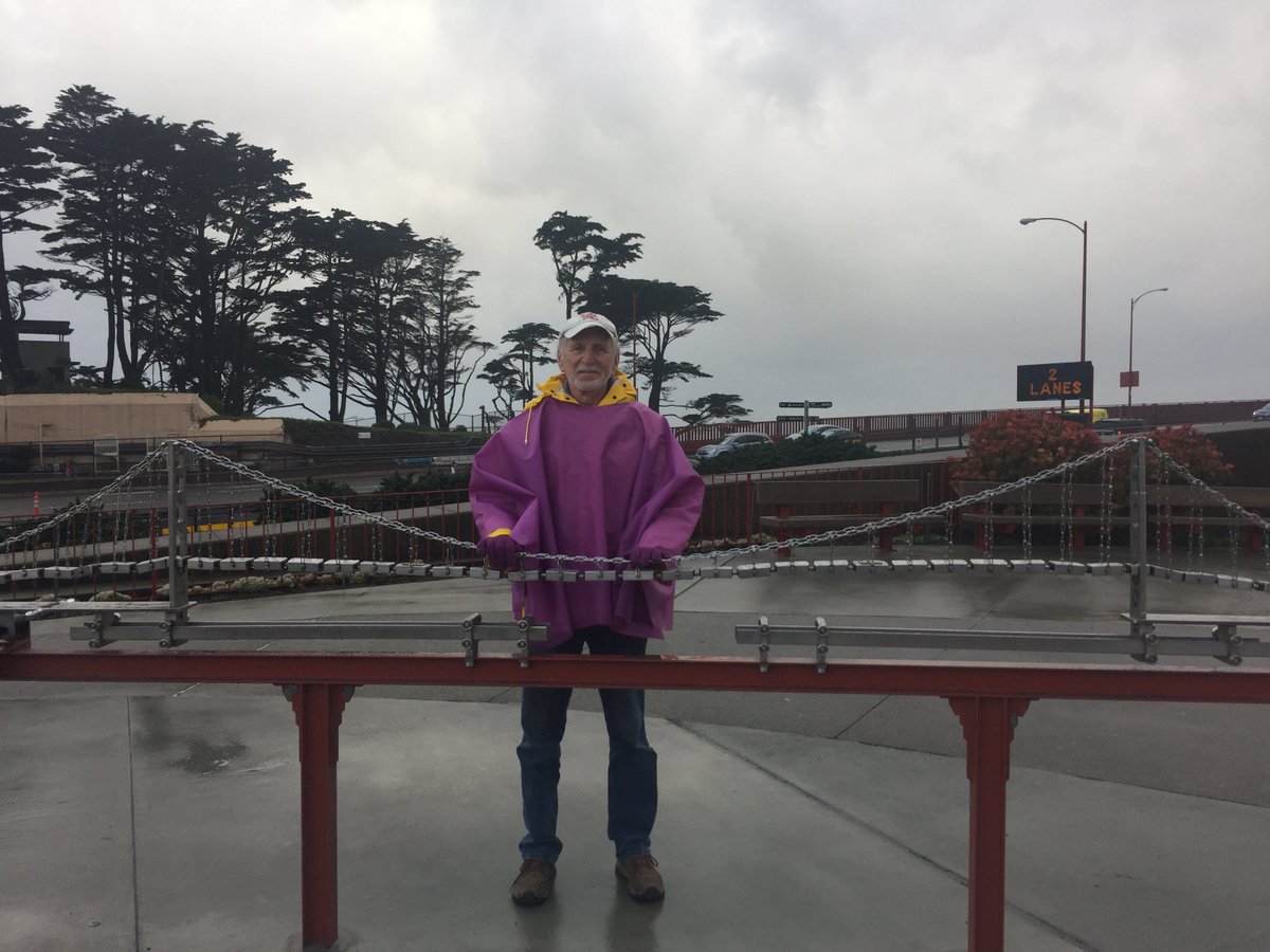 charlitesweb's tweet photo. Solidarity on Golden gate Bridge #bridgetogethergoldengate #inauguration2017 #bridgetogether #goldengate #GoldenGateBridge #Inauguration https://t.co/StA8CBHAx2