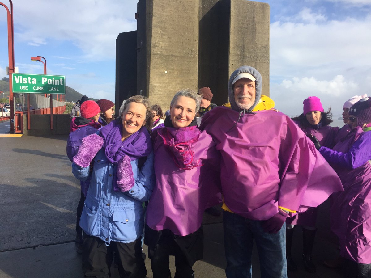 charlitesweb's tweet photo. Solidarity on Golden gate Bridge #bridgetogethergoldengate #inauguration2017 #bridgetogether #goldengate #GoldenGateBridge #Inauguration https://t.co/StA8CBHAx2