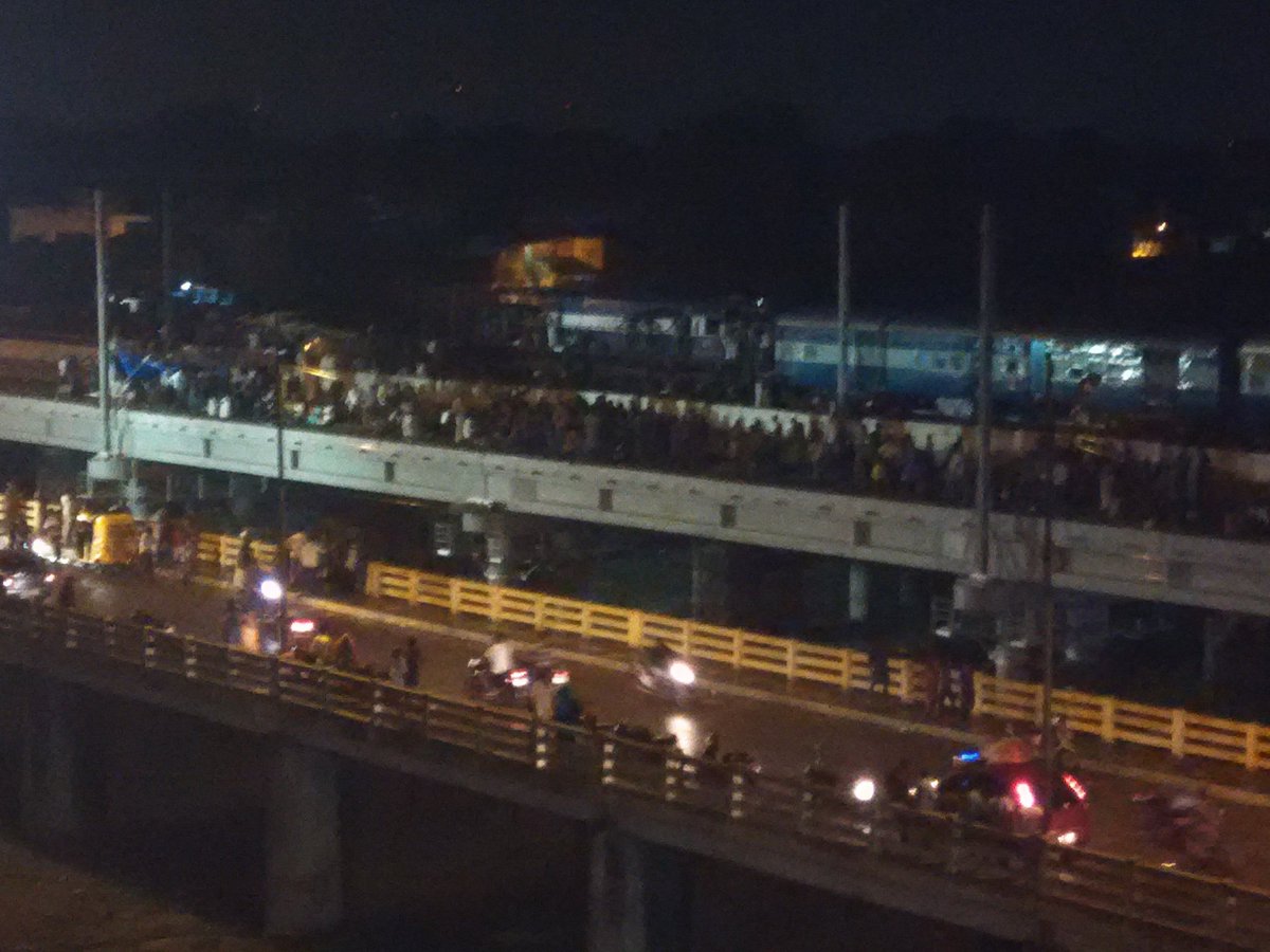 itsguna's tweet photo. செல்லூர்ல இன்னும் ரயில் மறியல் தொடர்கிறது 💪💪 #AmendPCA #justiceforjallikatu https://t.co/HbtDtygsl7