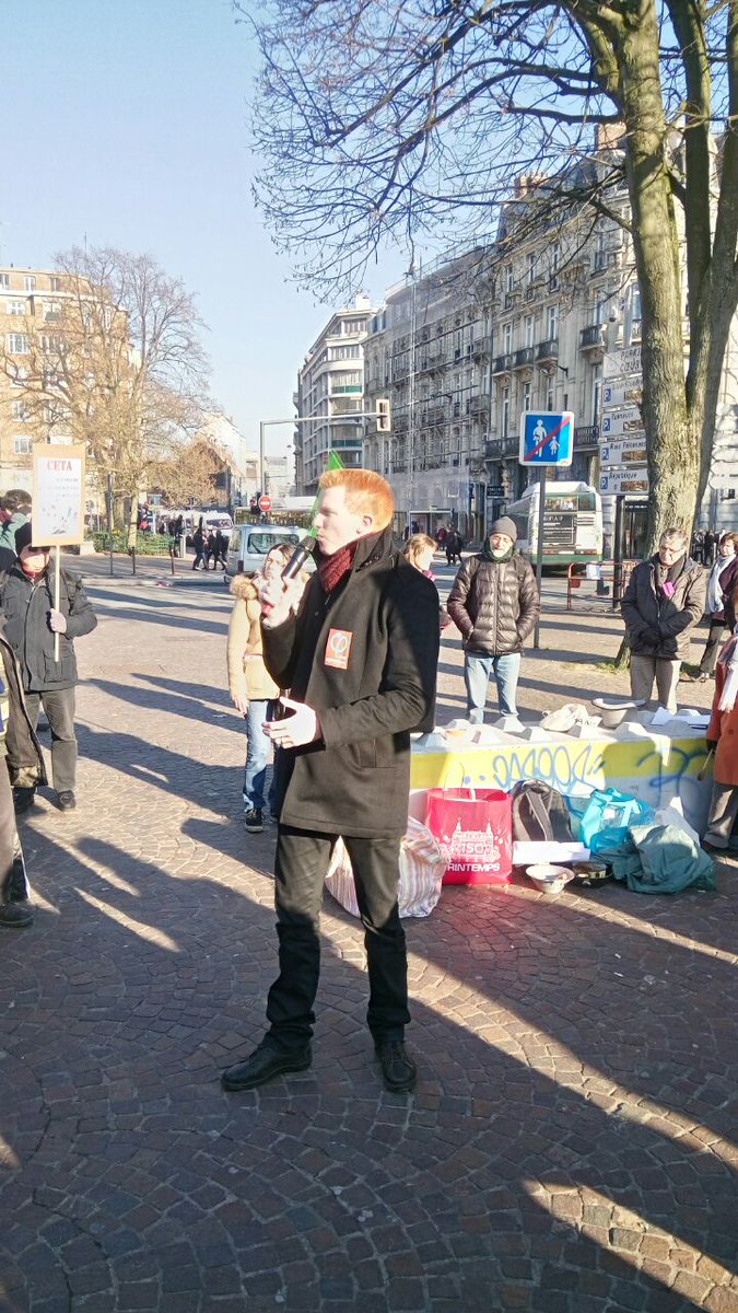 AQuatennens's tweet photo. "Nous refusons le choix binaire entre se noyer dans l'océan du libre-échange ou repli sur soi." #stopceta #Lille https://t.co/96dG2YE7Mz