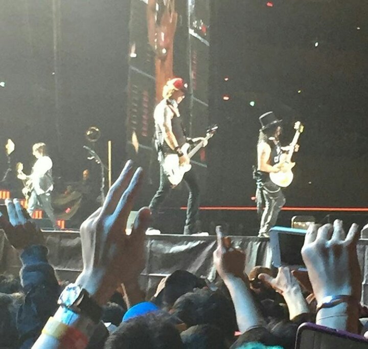 SlashRussiaFans's tweet photo. @Slash &amp; @gunsnroses live In Osaka #gnrjapan #slash2017 @DuffMcKagan #duff #axlrose https://t.co/U7VinzpRfr