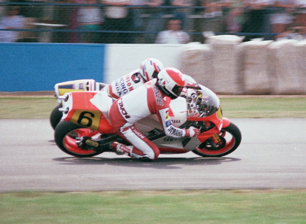 bgmotogp's tweet photo. #61DaysUntilQatar @niallmackenzie1 dives up the inside of race leader Eddie Lawson (Honda NSR500) at Redgates. Donnington 1989, by Stu Newby https://t.co/ScpBR7BK4P