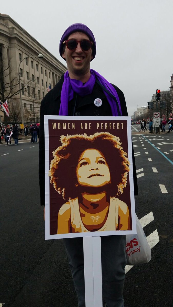 voaindonesia's tweet photo. Poster yang dibawa peserta #WomensMarch menggambarkan kekuatan dan dukungan pada perempuan. #voainaug https://t.co/lU1gtaGfVI