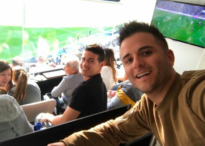 admiradoresJR10's tweet photo. @jamesdrodriguez en el Santiago Bernabéu apoyando al equipo @realmadrid #HalaMadrid #Colombia https://t.co/LSwZRgjZok