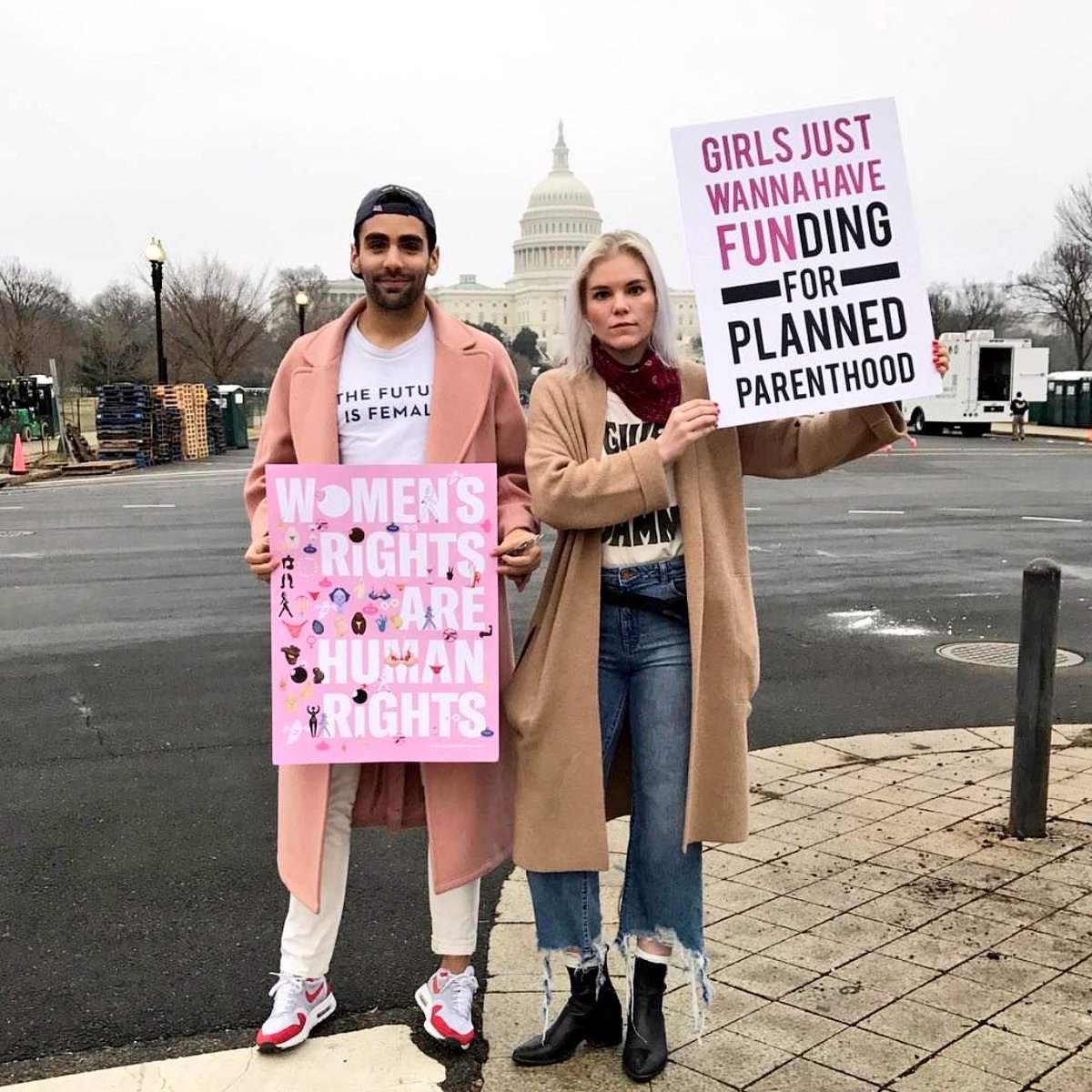 TeenVogue's tweet image. Our very own @pfpicardi and @VeraPapisova are in D.C. for the #WomensMarch. 👊 Follow their day over on Snapchat! (👻: TeenVogue)