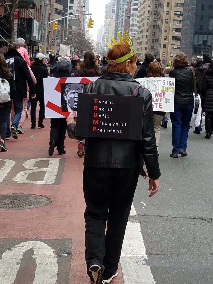 BridgetBoros's tweet photo. #WomensMarch #womensmarchonnyc #wemakeamerica #J20 #resist https://t.co/eXRYS8MrVj