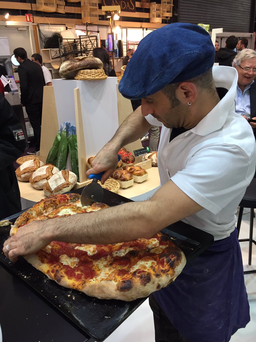 VictoriaParshin's tweet photo. @DecollogneBio @DijonCereales au @Sirha_Lyon : venez nombreux déguster des beaux pains et belles pizza https://t.co/ebVUOr4RaQ
