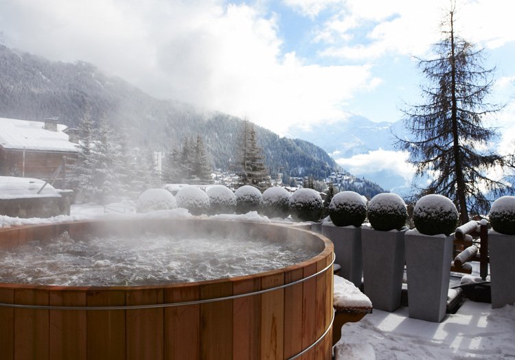 Apres-ski in style #verbier #dining #luxury #skiing #interiordesigner #interiors #skilodge #jacuzzi
