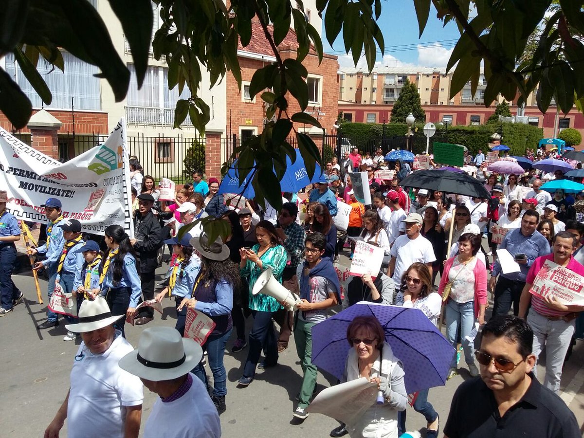gloria_stella's tweet photo. Cientos de personas protestan por construcción de colegio en parque de Mirandela q' afectará mas de 28.000 residentes #SalvemosNuestroParque https://t.co/2HzpqZXYPy