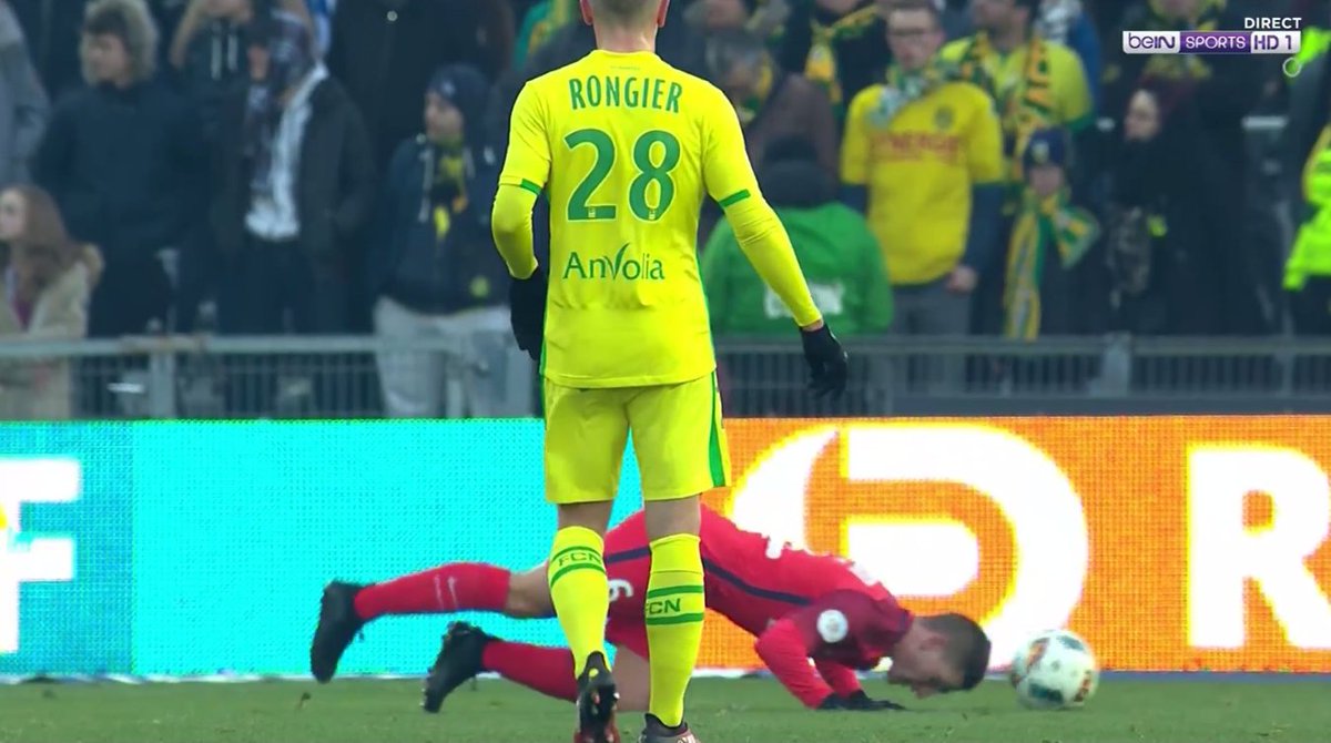 Refcard's tweet photo. Mr HAMEL suit le règlement, et ne peut pas faire autrement. L'arbitre ne fait pas les règles, ils les applique seulement. #FCNPSG https://t.co/4t5Gupxg4Z