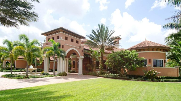 DesignerREstate's tweet image. 7BR 6B mansion in Southwest Ranches, #FL! This 12,000 sqft beauty boasts an impressive pool and indoor garage! Pricetag: $4.5 million #sat