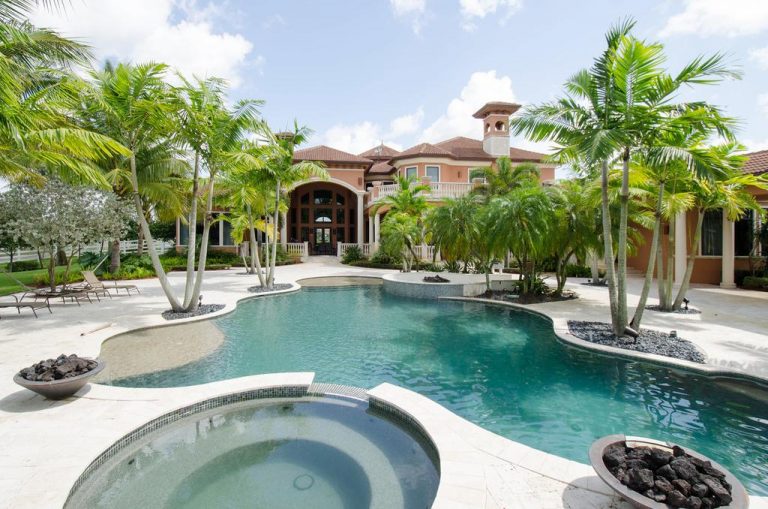 DesignerREstate's tweet image. 7BR 6B mansion in Southwest Ranches, #FL! This 12,000 sqft beauty boasts an impressive pool and indoor garage! Pricetag: $4.5 million #sat