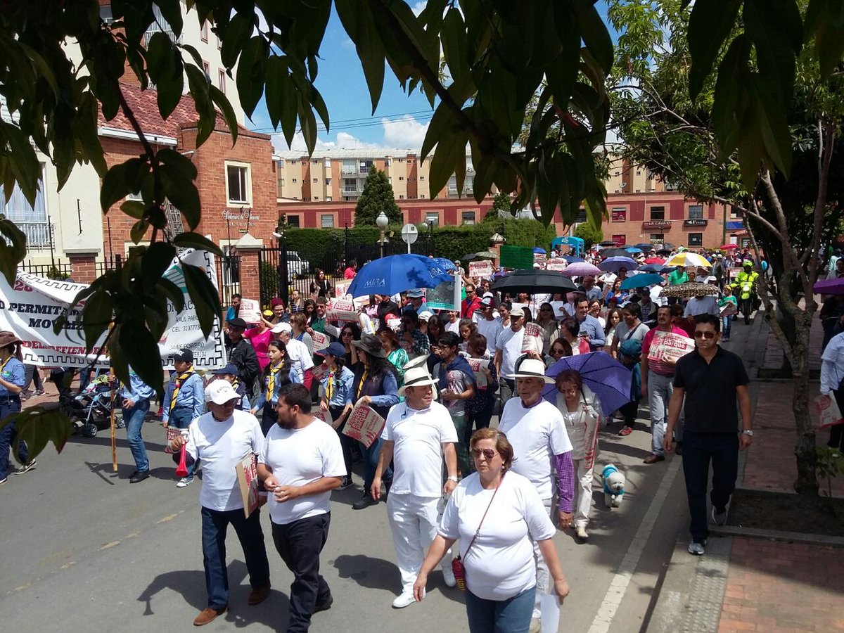 gloria_stella's tweet photo. Cientos de personas protestan por construcción de colegio en parque de Mirandela q' afectará mas de 28.000 residentes #SalvemosNuestroParque https://t.co/2HzpqZXYPy