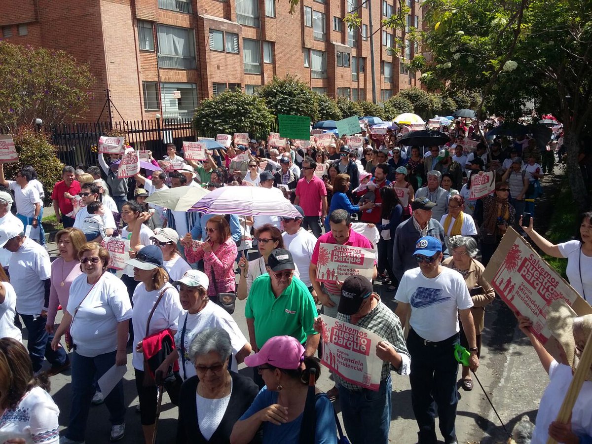 Cientos de personas protestan por construcción de colegio en parque de Mirandela q' afectará mas de 28.000 residentes #SalvemosNuestroParque