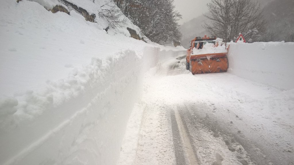 StradeAnas's tweet photo. #Anasinazione per #emergenzaneve in questi giorni su #SS80 del Gran Sasso d'Italia #Abruzzo https://t.co/jxLRd3Epoa