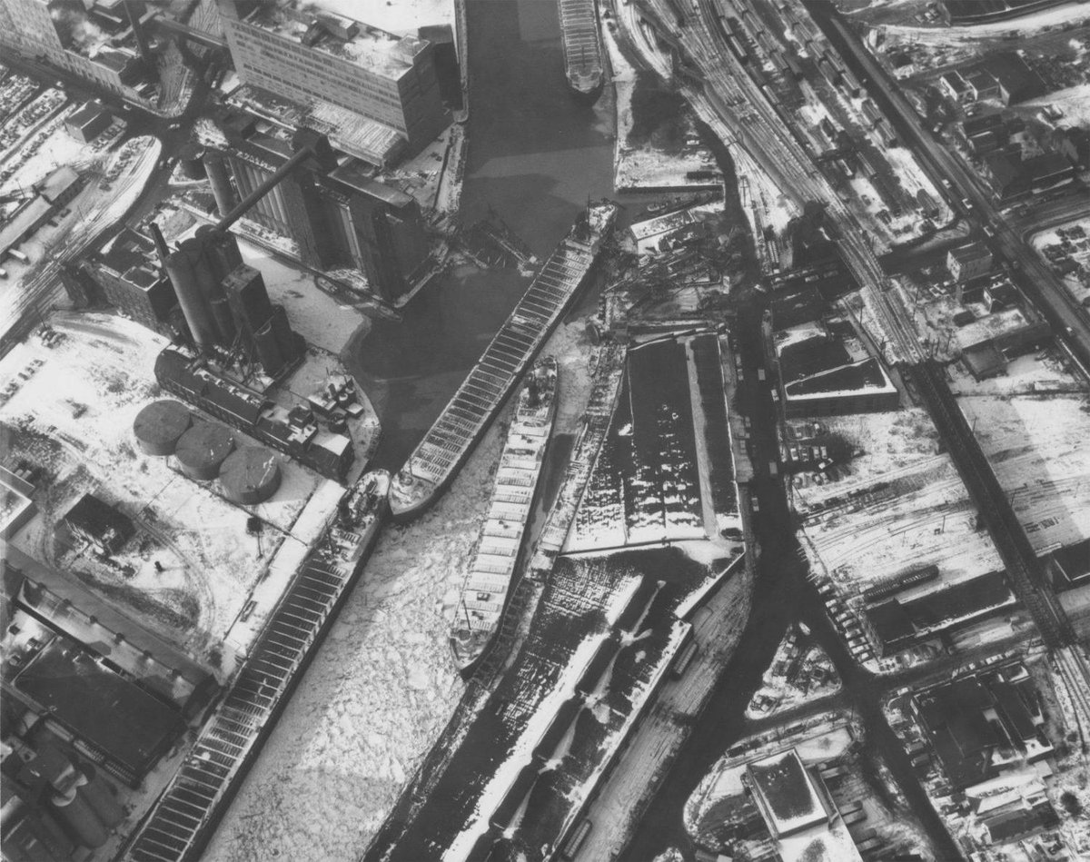 58 years ago, out-of-control freighter Michael K. Tewksbury topple the Michigan Avenue lift bridge bit.ly/2jgvtwu