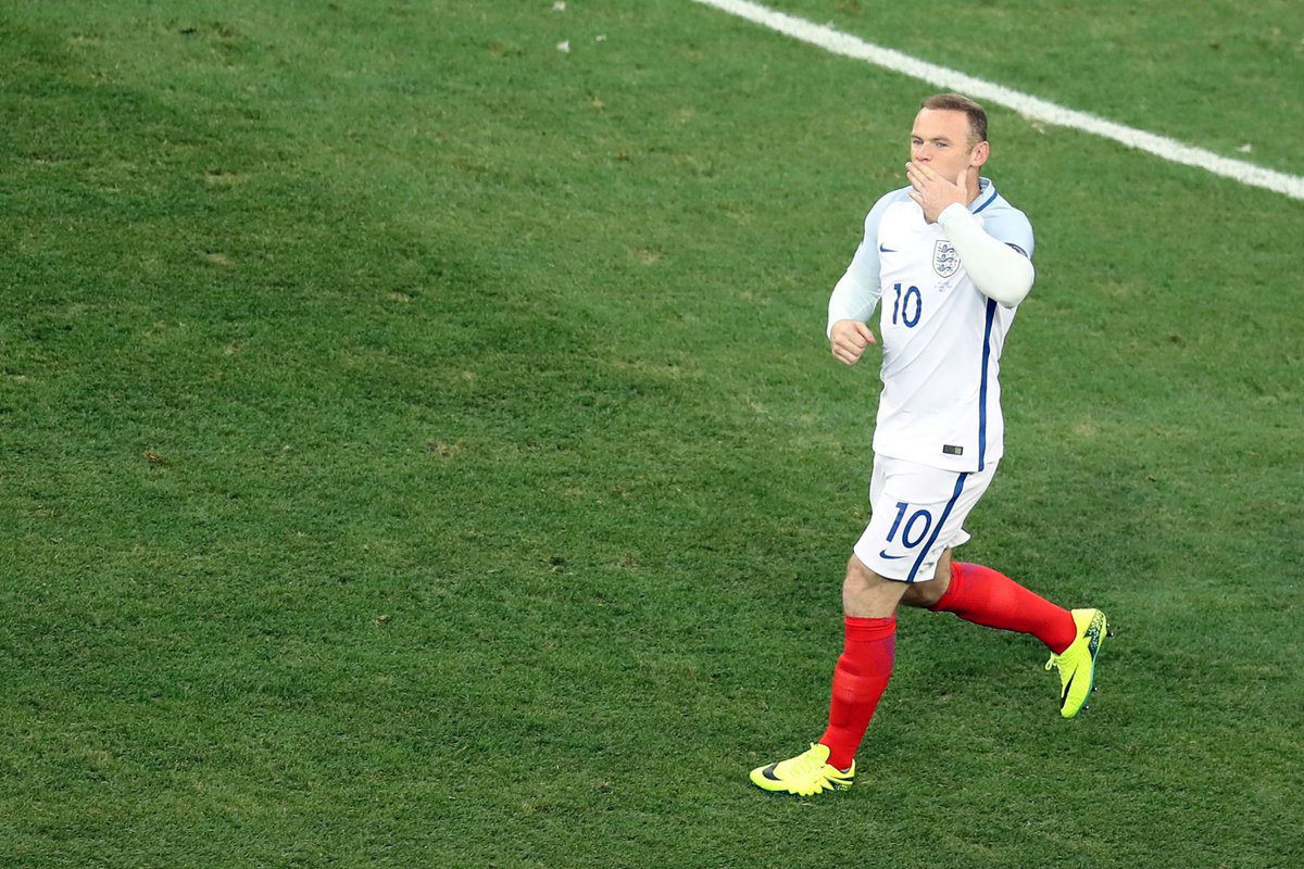 Wayne Rooney:

Most goals for Man Utd (250) 🔴
Most goals for England (53) ⚪️

Legend for club and country. 👏