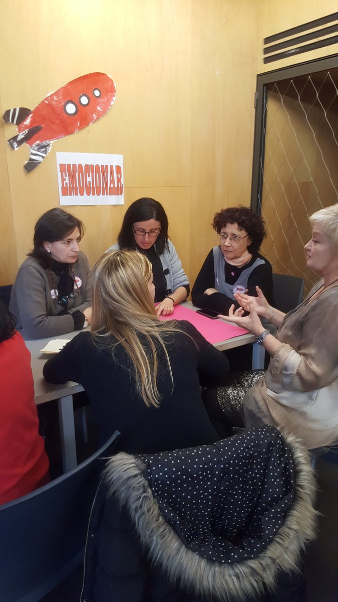 martacipres's tweet photo. Nos emocionamos con la robótica. #jespibase17 #tallerrobotica #creatividad #emociom #experimentar @catinagui https://t.co/LMB0D3WuZ8