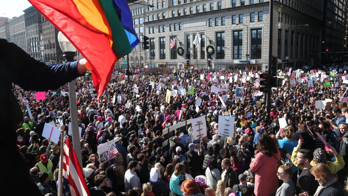 chicagotribune's tweet photo. A cancellation didn't stop an estimated 250,000 Women's March participants from peacefully taking over the Loop https://t.co/IjhzNz2Sff https://t.co/O6AudCklia