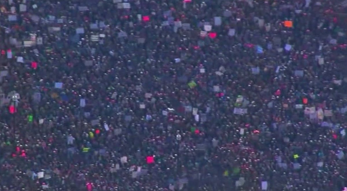 7NewsDC's tweet photo. Thousands descend on Washington for the #WomensMarch: https://t.co/UqqMEYhn5Q https://t.co/kmL7Yqb7cd