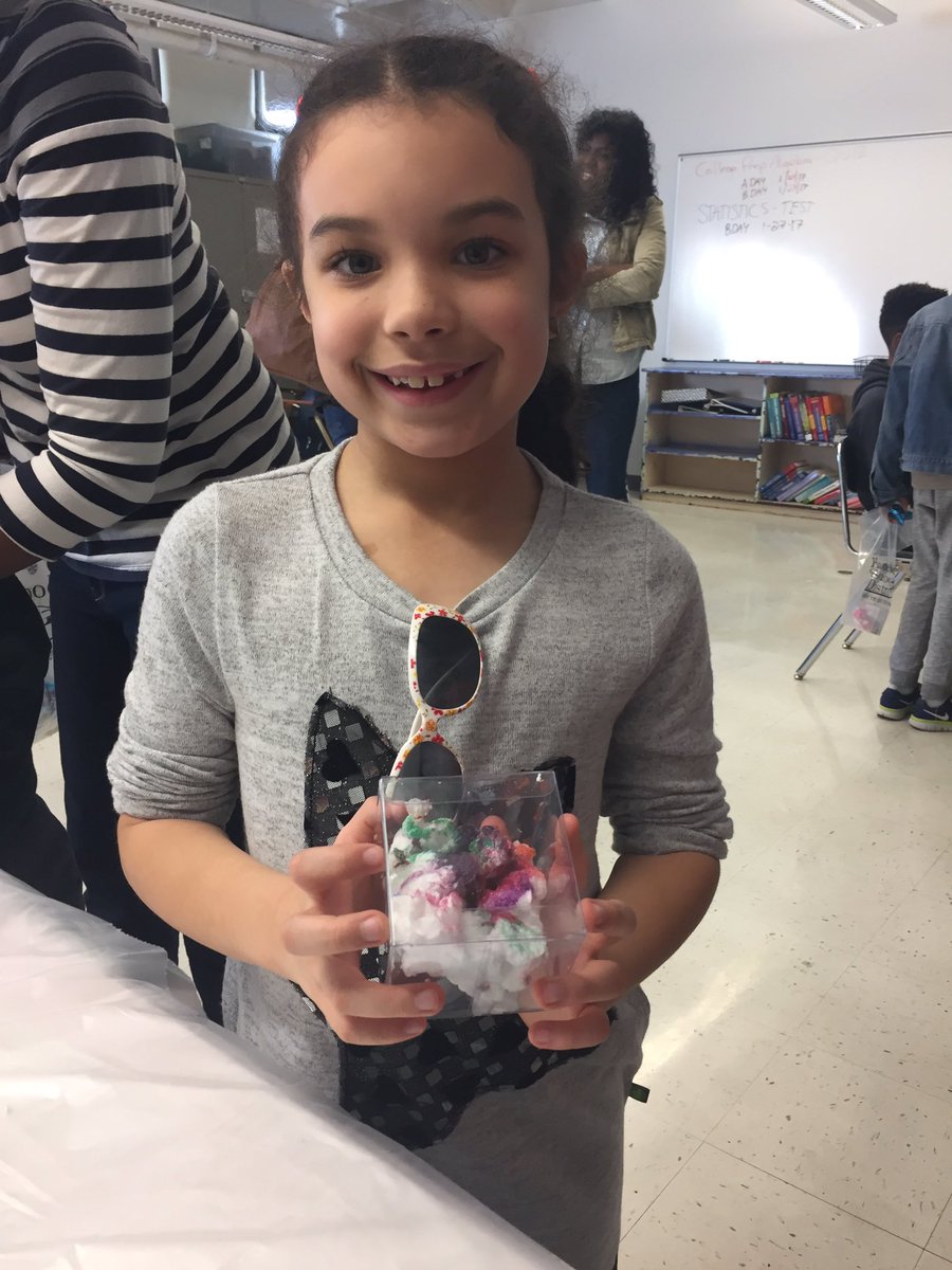 Dr_Teach's tweet image. @khealy185 helps students make soap sculptures at the #STEMextravaganza @HazelwoodSD @HSDGifted