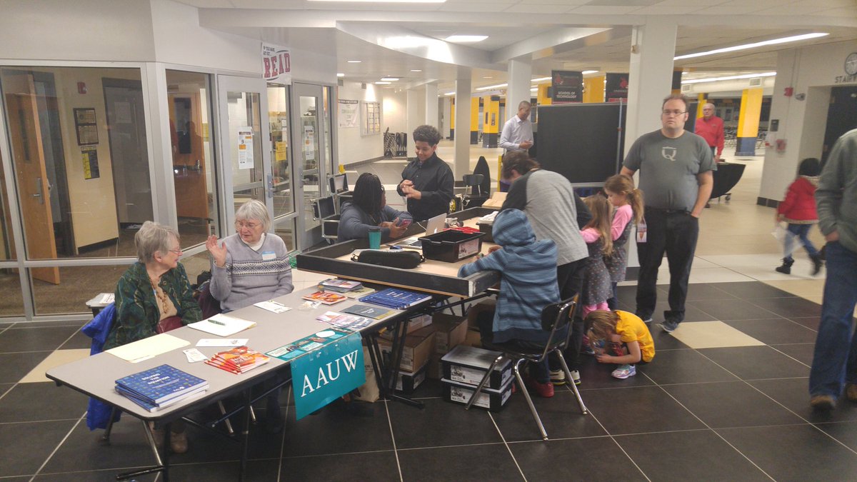 md_mcclellan's tweet photo. #hsdstem extravaganza in full swing! @HazelwoodSD https://t.co/J3pXccYVDa