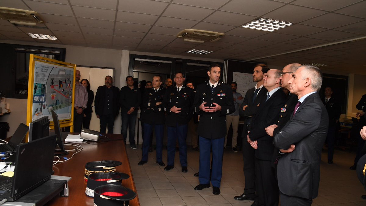 Interieur_Gouv's tweet photo. Présentation à @BrunoLeRoux des actions de lutte contre les #blanchiments liés aux trafics à la section de recherches @Gendarmerie de #PACA https://t.co/4U3aHhaJRD