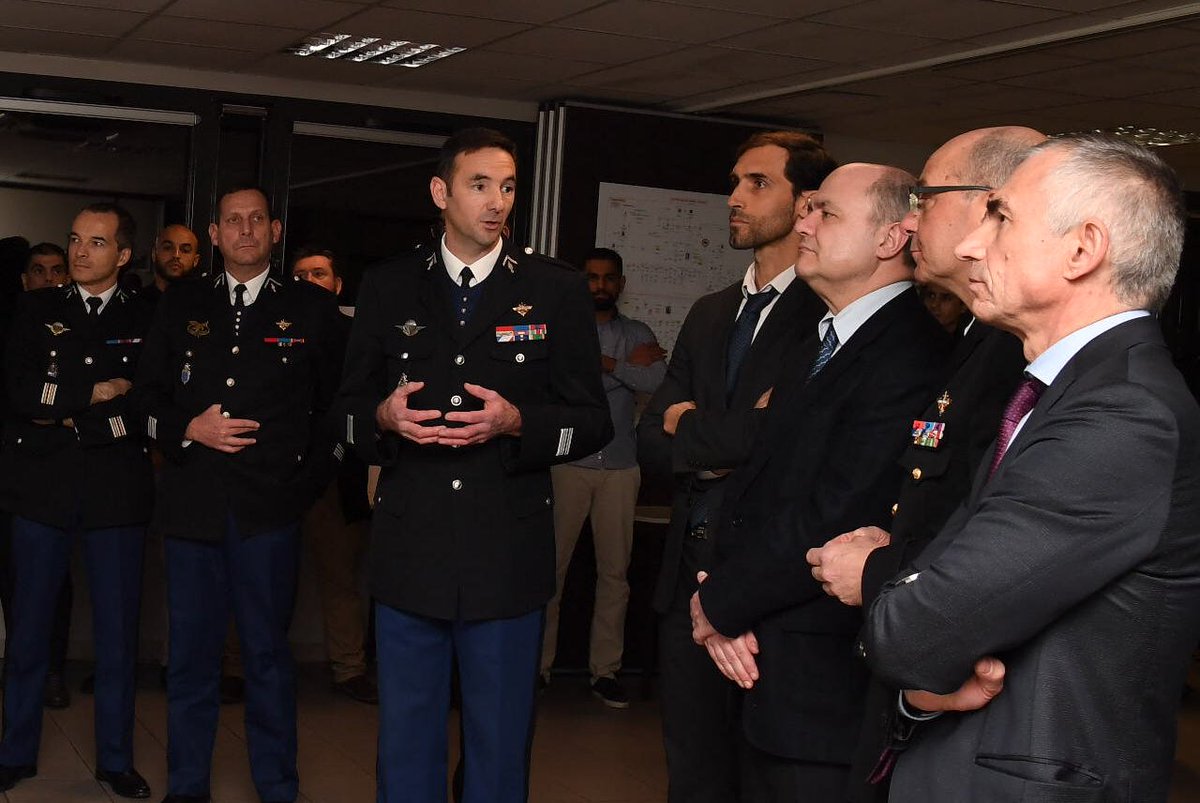 Interieur_Gouv's tweet photo. Présentation à @BrunoLeRoux des actions de lutte contre les #blanchiments liés aux trafics à la section de recherches @Gendarmerie de #PACA https://t.co/4U3aHhaJRD