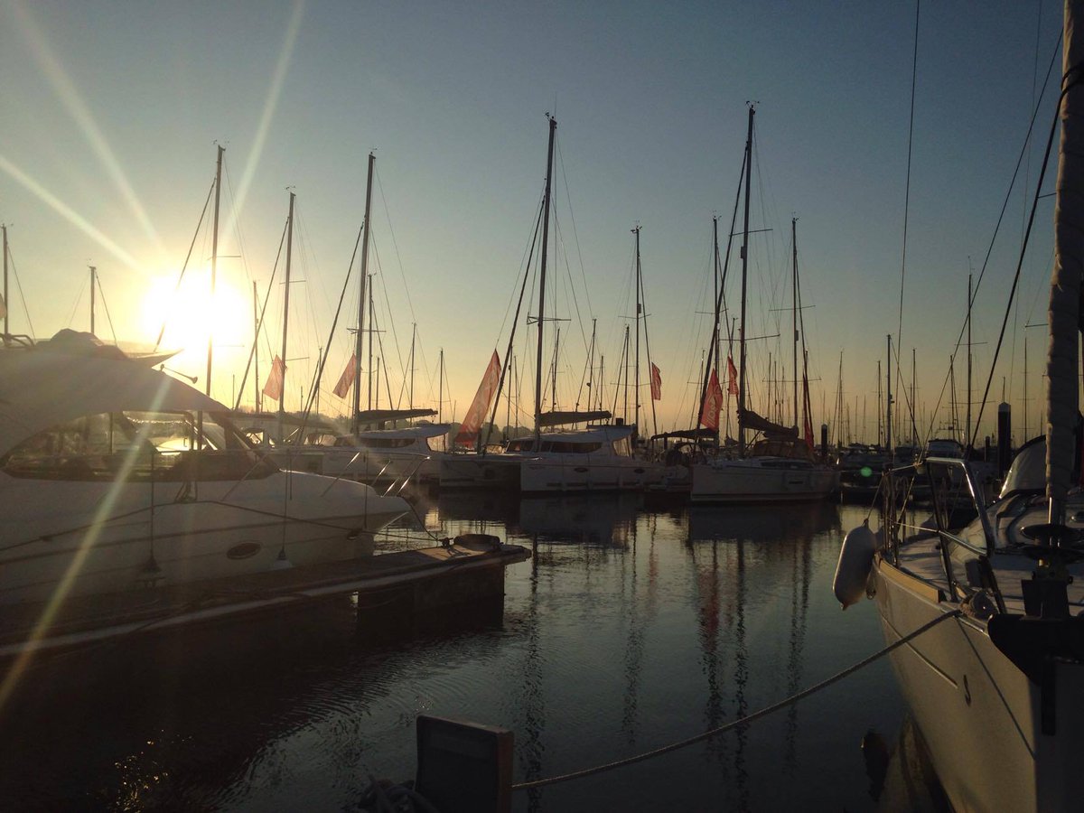 WarwickSailing's tweet photo. Casual #yachting crew having perfect weather conditions for their weekend in the #solent.⛵️
#sailing #yacht #warwickuni https://t.co/KQd7FL1UYq