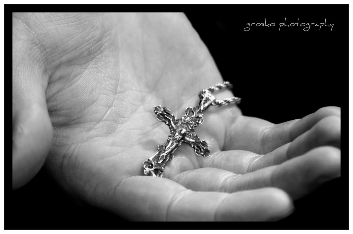 GroskoPhotos's tweet photo. #photography #blackandwhitephotography #crucifix #crossphoto #handphoto #lowkey https://t.co/I6qglAjhgV