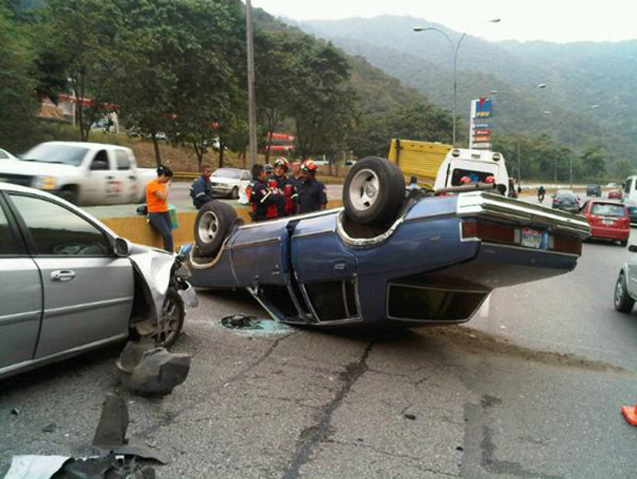 Tres personas murieron durante accidente en la Gran Mariscal de Ayacucho bit.ly/2jjjsq9