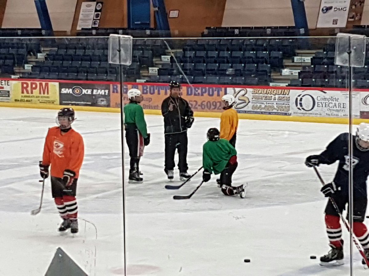 dvandokk's tweet photo. Big Thanks to @AMHA_Hockey Director of Hockey Ops @MGerrits10 for coming to practice this AM as guest coach #development #earlymorningice https://t.co/CbOsmQG6Nh