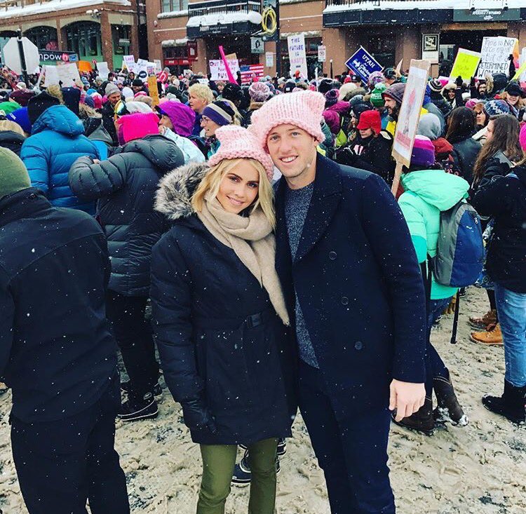 HoltSourceFR's tweet photo. #PHOTO IG postée par Claire avec son mari lors de la #WomensMarch ajd https://t.co/NWlKmDmHTw