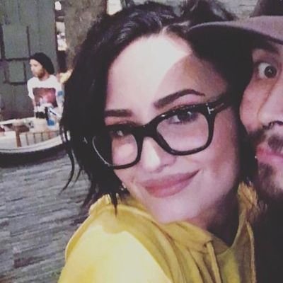 ritaleee's tweet photo. Demi Lovato de óculos é coisa mais linda do mundo 

LOVATICS REINAM #Lovatics #BestFanArmy #IHeartAwards https://t.co/FNNMARX3D4