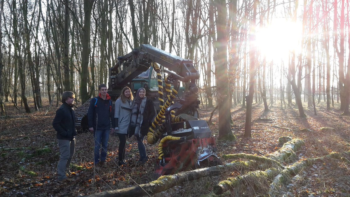 freek_rebel's tweet photo. Op pad met studenten @Windesheim #honoursprogram. Onderzoek verbinding #almere met bos. #suplier #circulair #feedingthecity #groenemetropool https://t.co/MhQXHNXJ9d