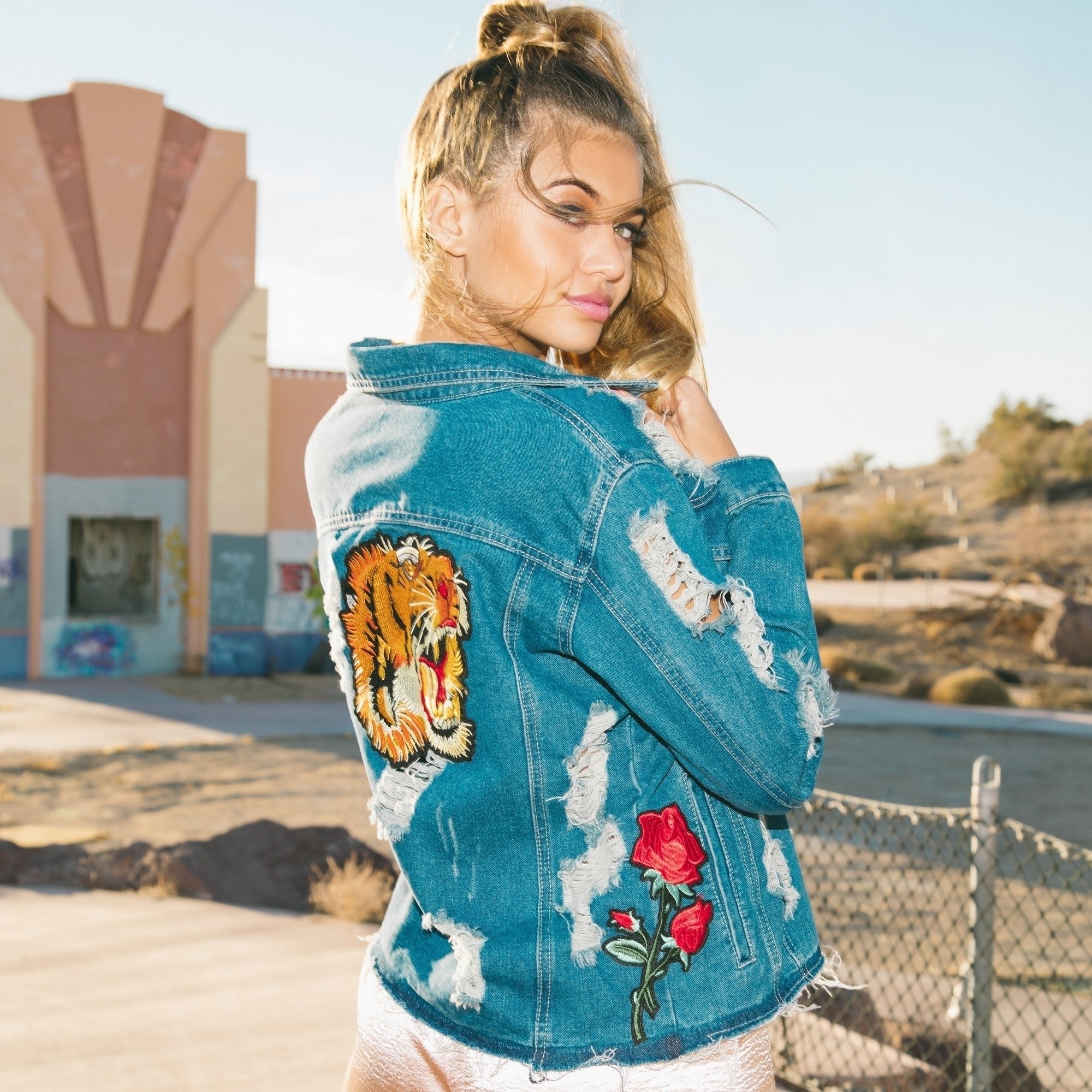 PrettyLittleThing on Twitter: "💘 Wild hearts only 💘 The Evia rose + tiger  badge denim jacket is EVERYTHING 😍🔥 https://t.co/kZHugcH8rK #pltstyle  https://t.co/MPiWOQJQpx" / Twitter
