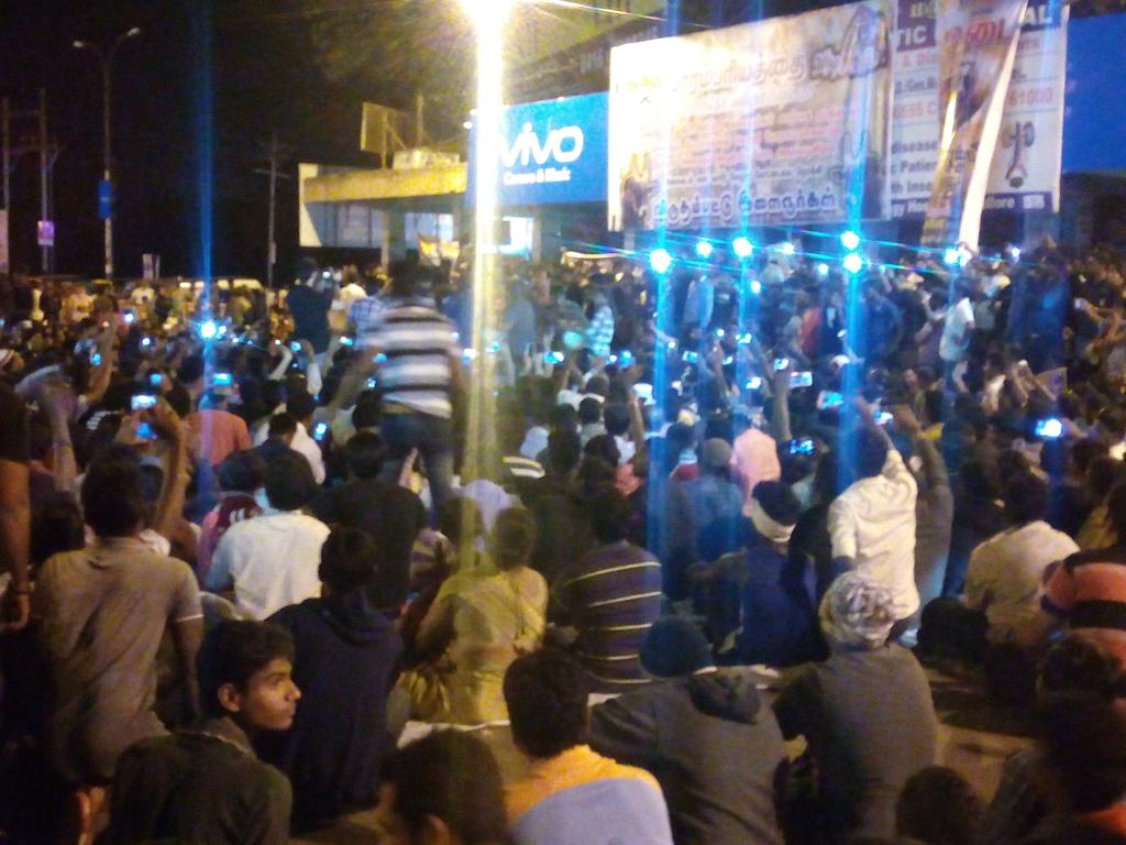 Vellore_city's tweet photo. Iravu nera pugaipadagal of Vellore old bus stand #SupportJallikattu #Velloreprotest #BanPeta android menmini pujikal https://t.co/1RihD5hy43