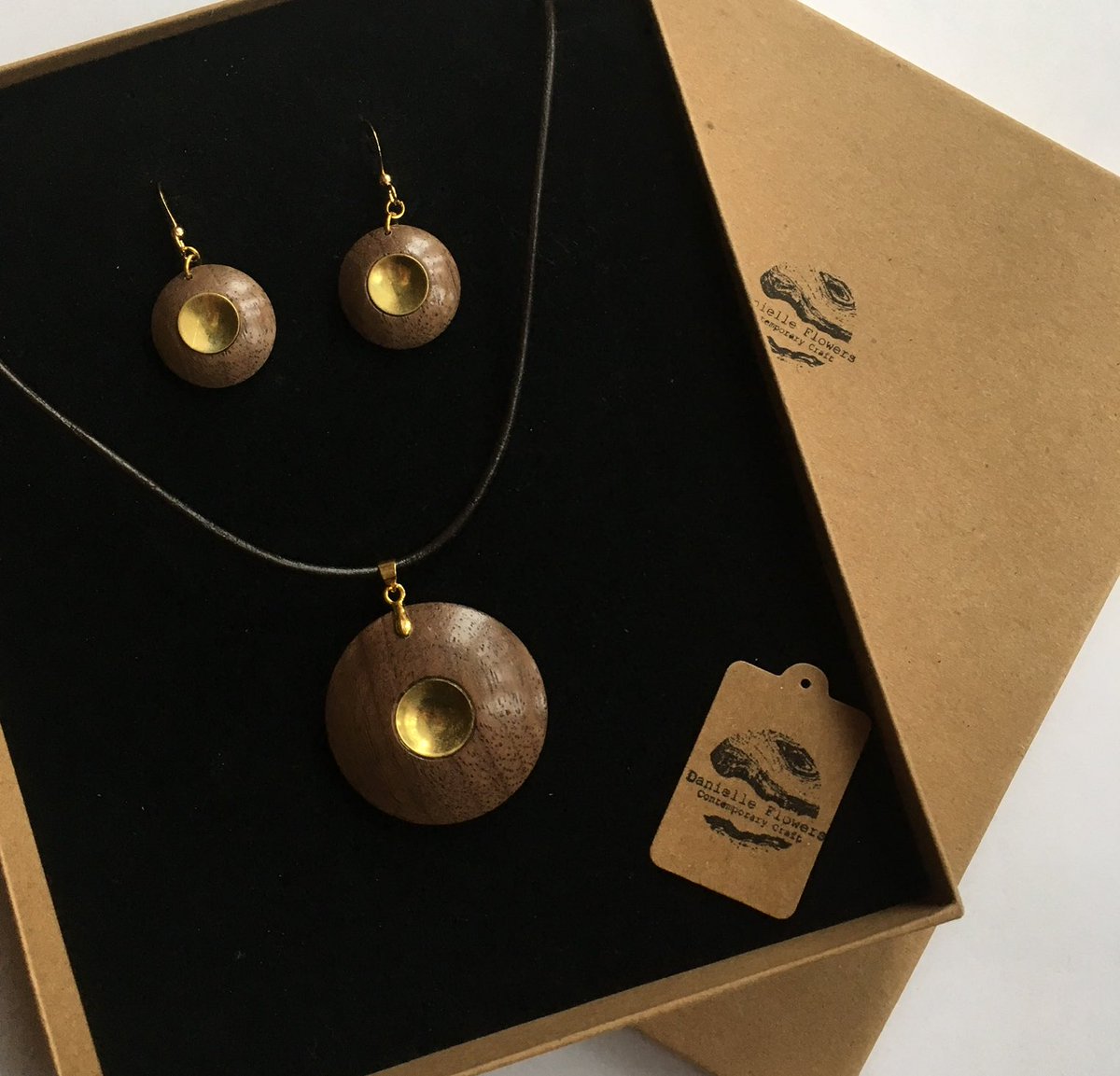 dflowersmaker's tweet photo. A day spent updating my Etsy account, with new Valentine's promotions! FREE Oak Heart keepsake with every order! https://t.co/n6pouZonIT