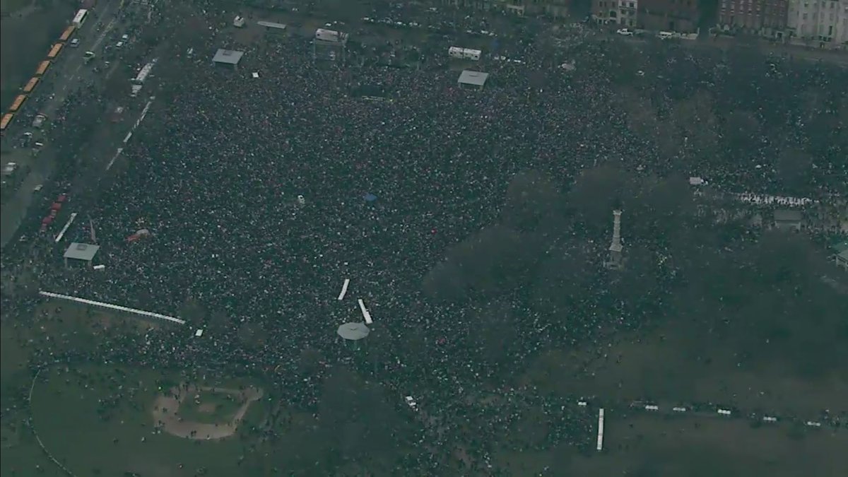 boston25's tweet photo. Boston Women's March crowd overwhelms T, Commuter Rail service https://t.co/OXnmA4duyY https://t.co/kAmTfcK3li