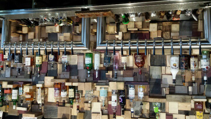 DipeshManiar's tweet photo. @iggyspub in #Niagara for a flight and a bite. https://t.co/G9vX2wEYcz